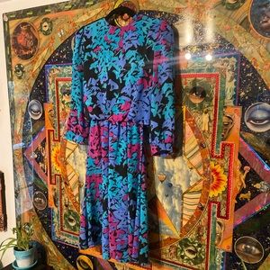Incredible Vintage Lightweight Vibrant Dress With Peephole Back